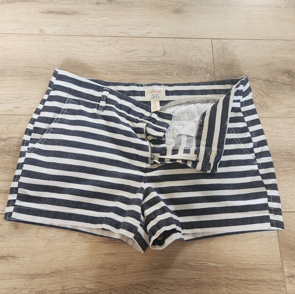 Gap shorts, women's size 8 - Picture 2 of 4